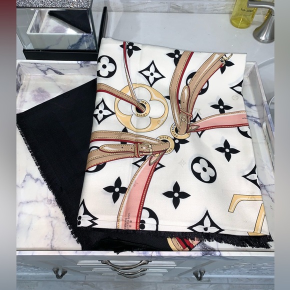 Authentic LOUIS VUITTON Ultimate Monogram Shawl - Picture 10 of 16